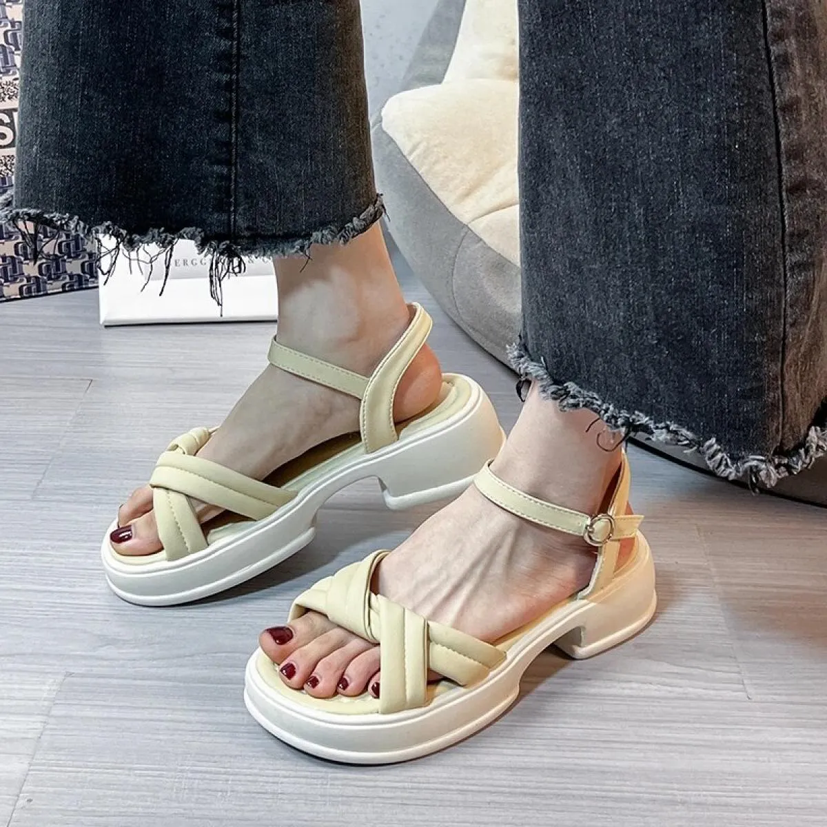 2023 Vendita calda Scarpe da donna Cinturino con fibbia Sandali da donna Sandali casual estivi Donna Solid Peep Toe Scarpe da do