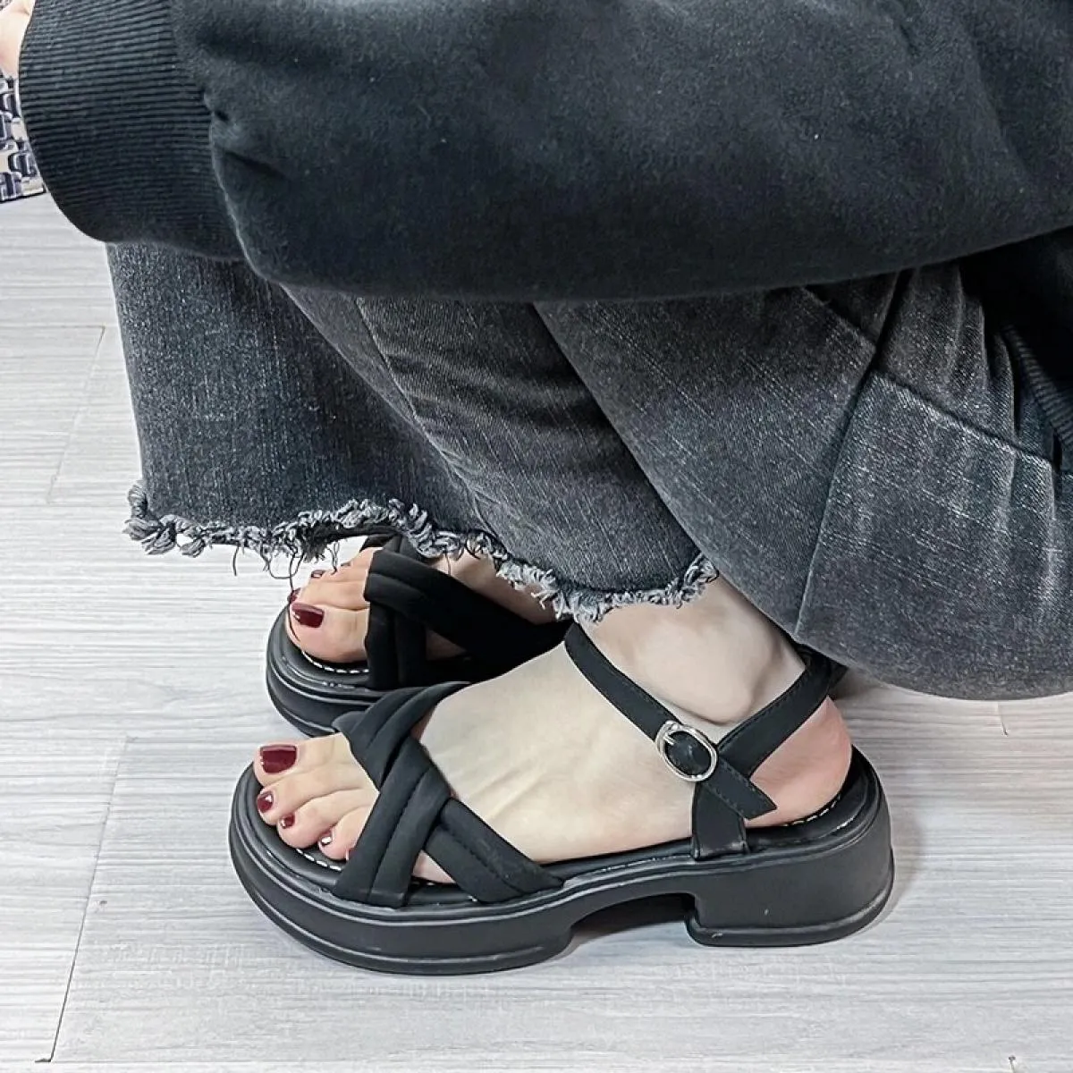 2023 Vendita calda Scarpe da donna Cinturino con fibbia Sandali da donna Sandali casual estivi Donna Solid Peep Toe Scarpe da do