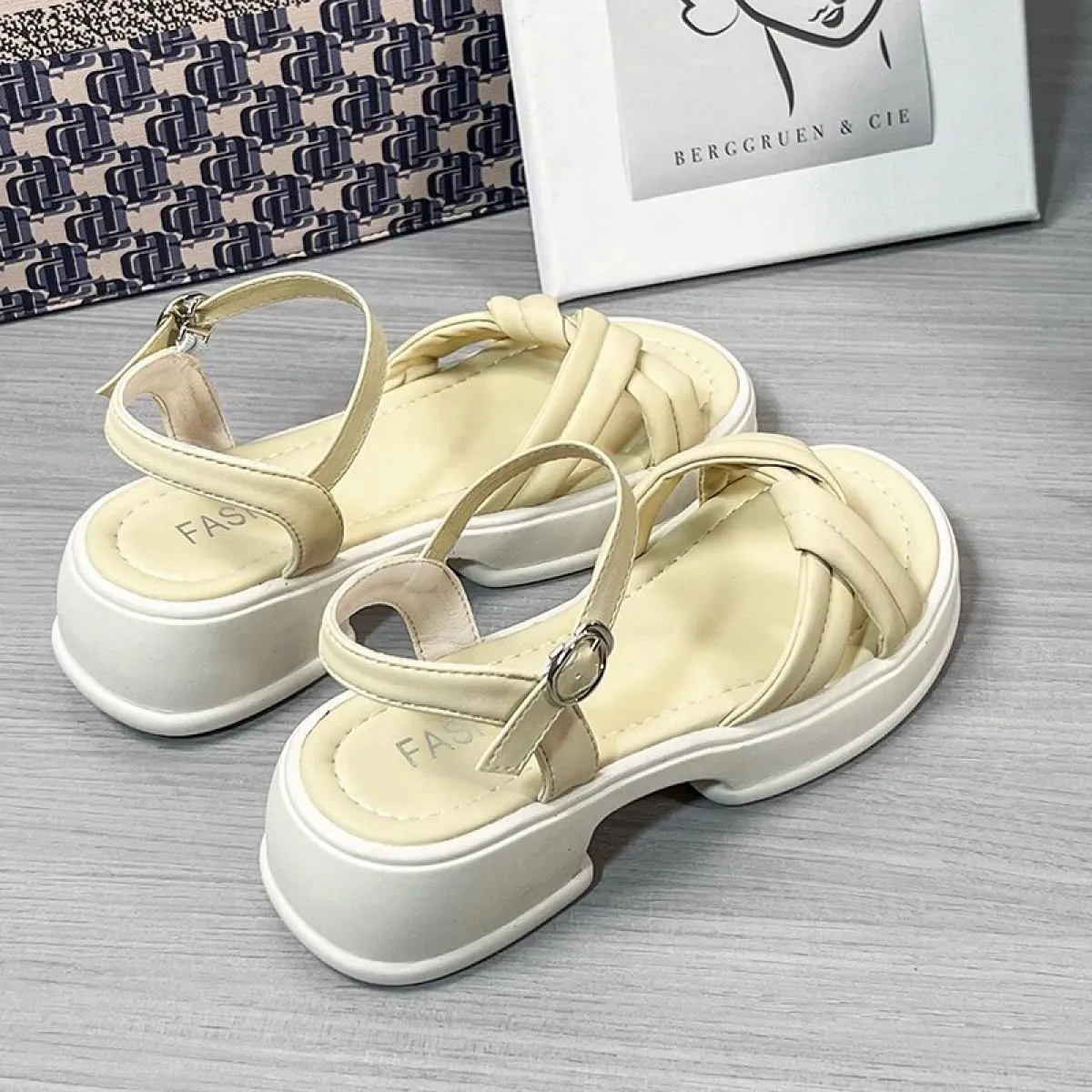 2023 Vendita calda Scarpe da donna Cinturino con fibbia Sandali da donna Sandali casual estivi Donna Solid Peep Toe Scarpe da do