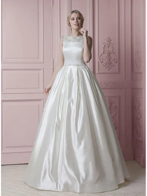 Abito da Sposa Collezione 2019 in mikado con scollatura decorata
