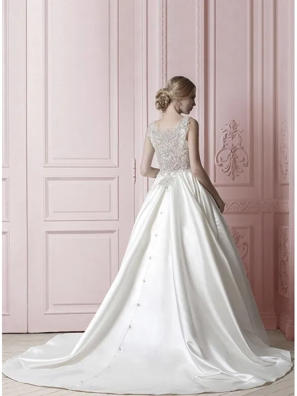 Abito da Sposa Collezione 2019 in mikado con scollatura decorata