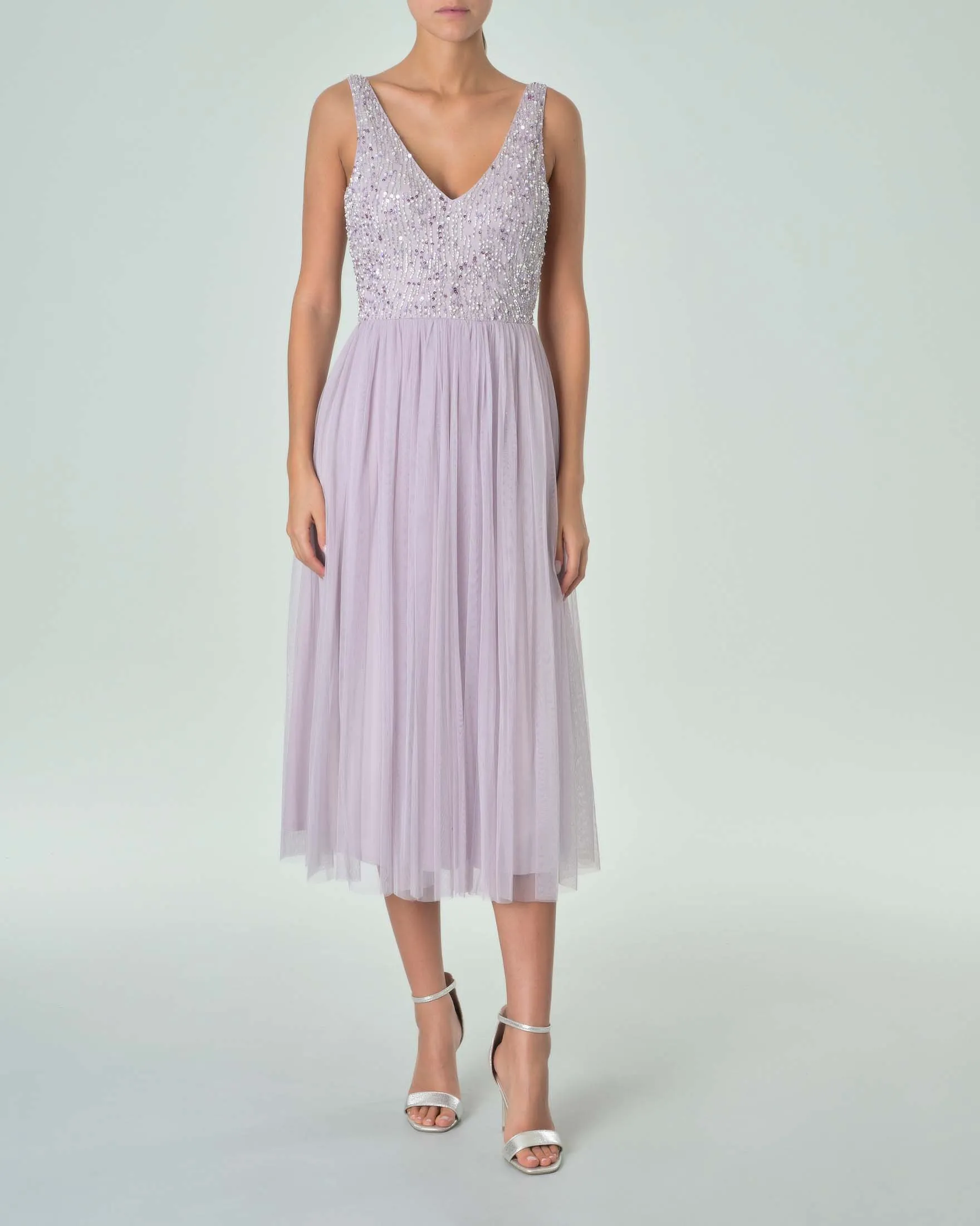Abito midi smanicato color lilla in tulle con corpetto ricamato in paillettes e perline tono su tono