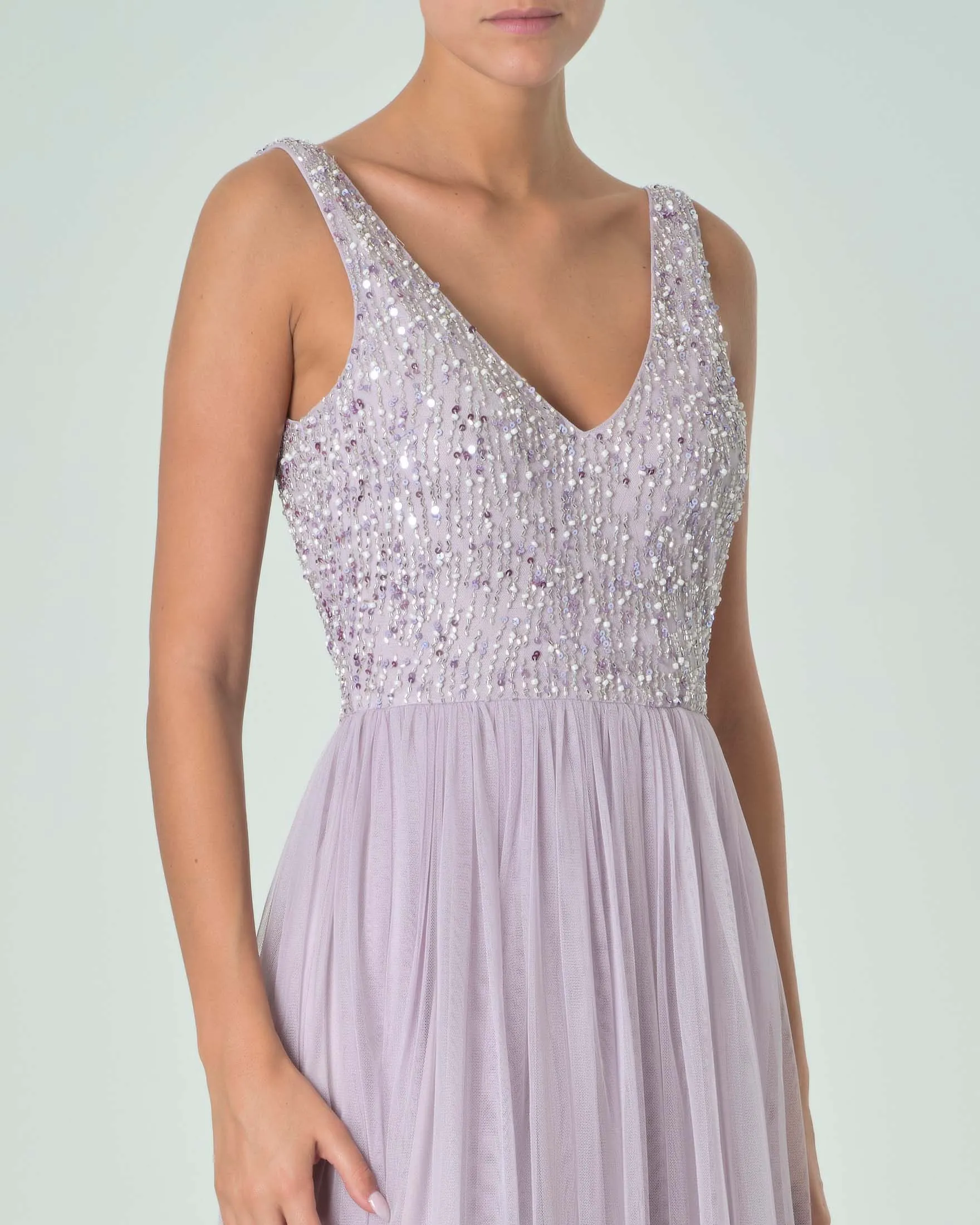 Abito midi smanicato color lilla in tulle con corpetto ricamato in paillettes e perline tono su tono