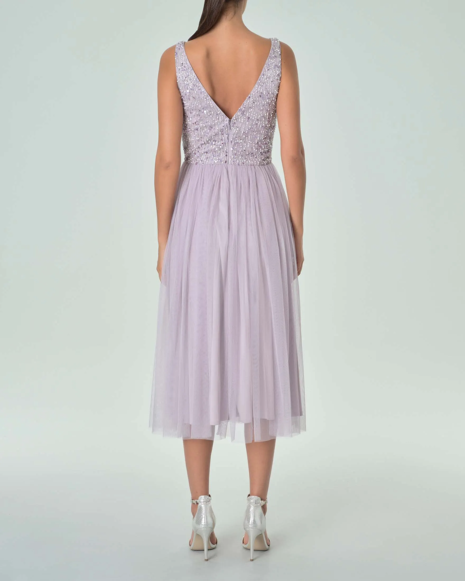 Abito midi smanicato color lilla in tulle con corpetto ricamato in paillettes e perline tono su tono