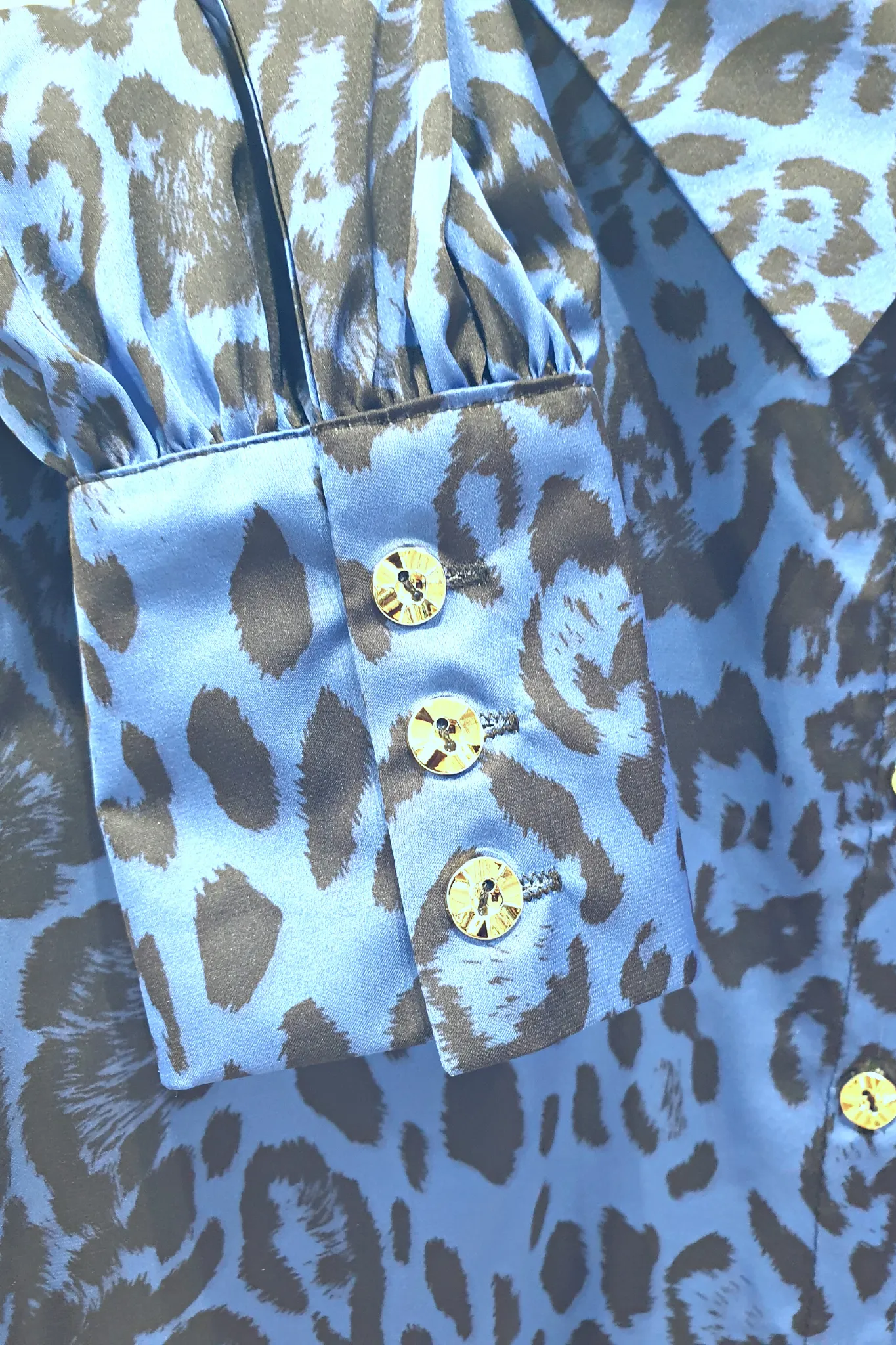 Camicia elegante a fantasia leopardata blu con maniche a sbuffo e bottoni gioiello