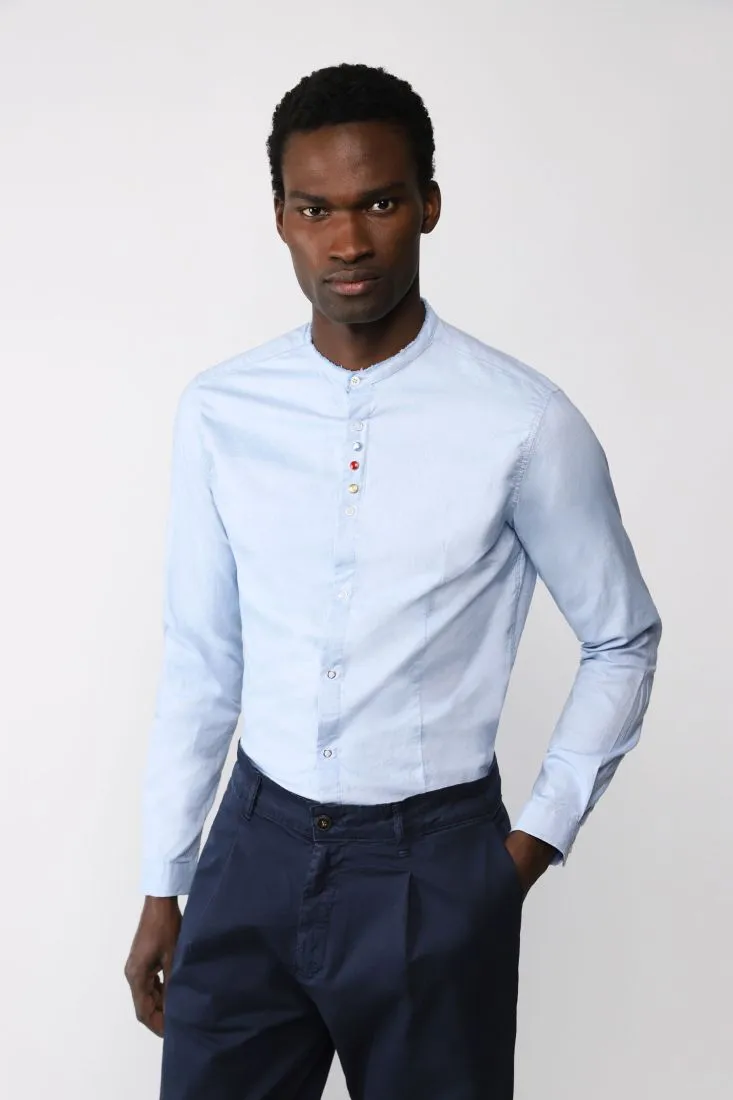 Camicia monocolour con collo alla coreana e bottoni multicolor