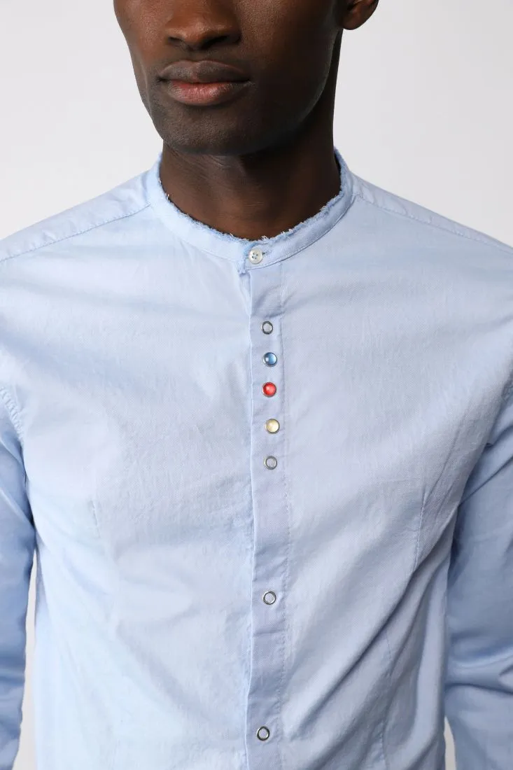 Camicia monocolour con collo alla coreana e bottoni multicolor