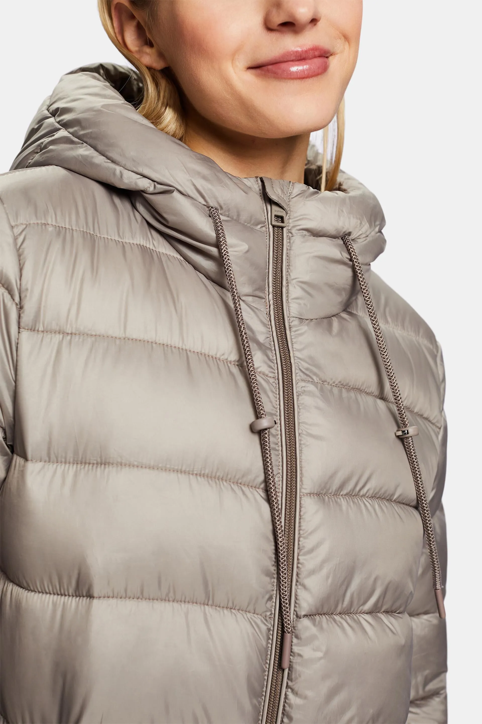 Cappotto con cappuccio, imbottito e idrorepellente