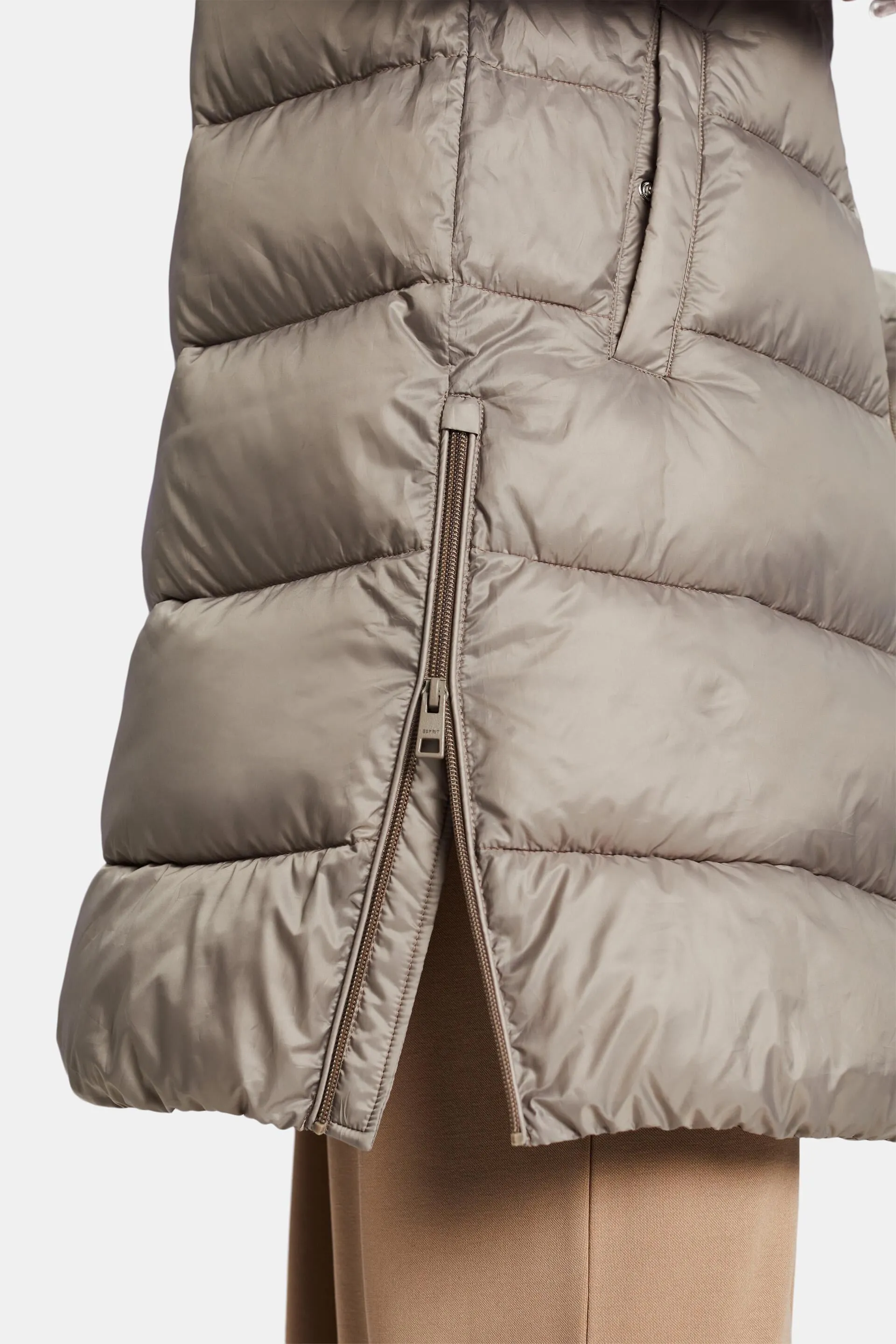 Cappotto con cappuccio, imbottito e idrorepellente
