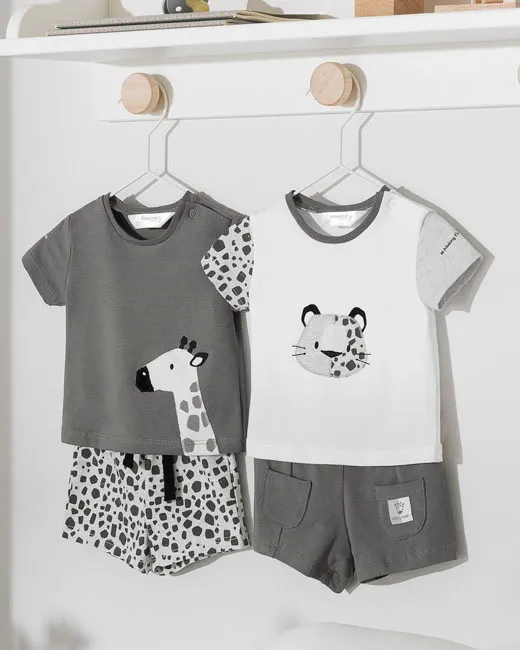 Completo composto da t-shirt con giraffa e bermuda animalier bianco e nero 4-12 mesi