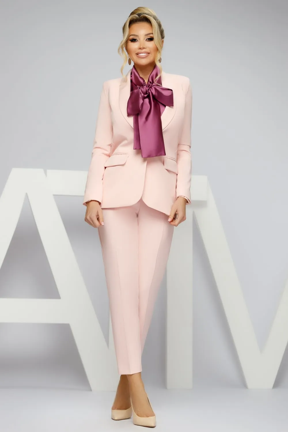 Completo tailleur rosa pesca Atmosphere giacca con revers e pantaloni con cintura a vita alta