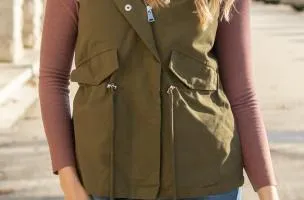 Gilet con morbida ecopelliccia e cappuccio  Sparta, bianco oliva