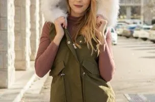 Gilet con morbida ecopelliccia e cappuccio  Sparta, bianco oliva