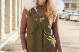 Gilet con morbida ecopelliccia e cappuccio  Sparta, bianco oliva