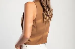 Gilet elegante con bottoni, cammelli