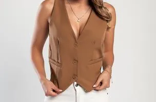 Gilet elegante con bottoni, cammelli