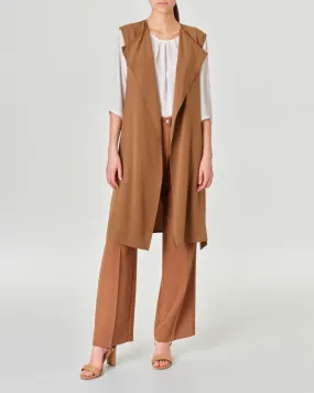 Gilet lungo senza maniche in tessuto fluido color bruciato con cintura in vita