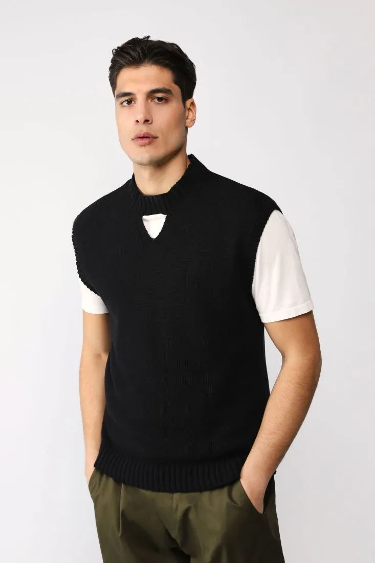 Gilet monocolour con collo alto e cut-out
