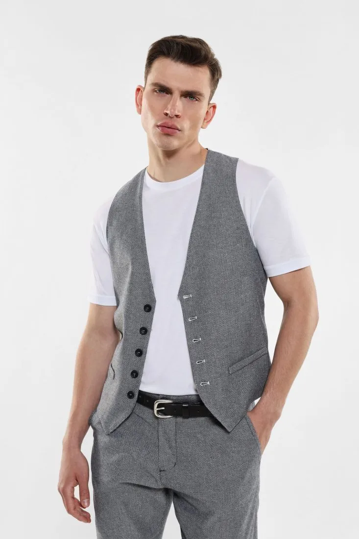 Gilet monopetto con bottoni a contrasto e martingala