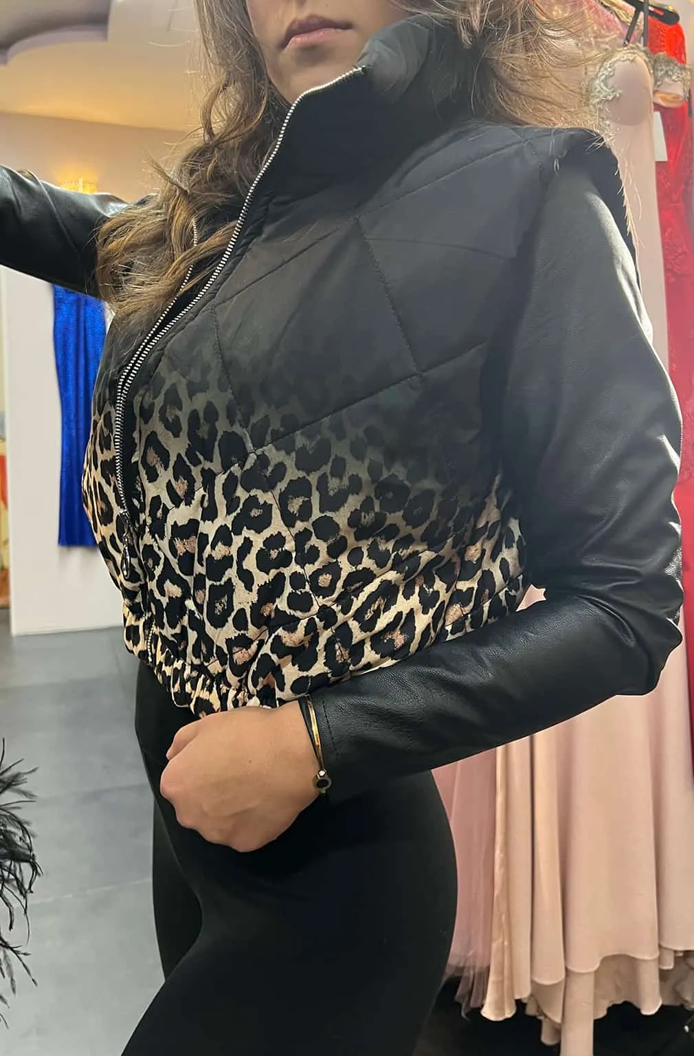 Gilet tipo piumino in tessuto maculato