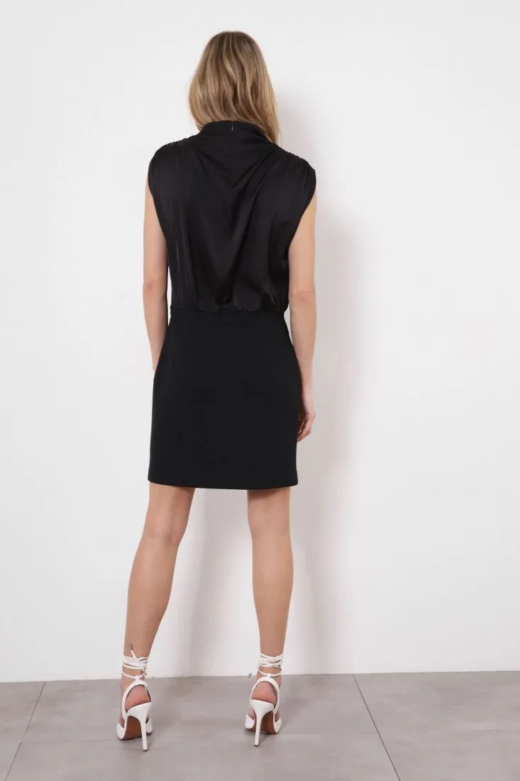 Miniabito smanicato con corpetto drappeggiato e spalle imbottite