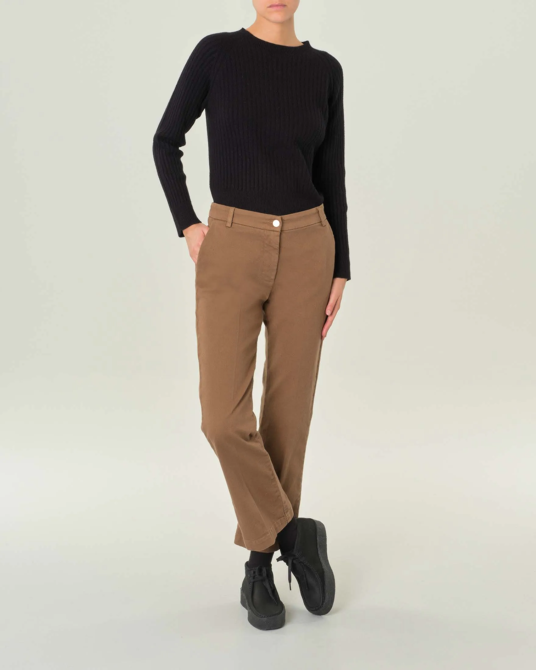 Pantaloni cammello a trombetta in bull di cotone stretch con tasche alla francese