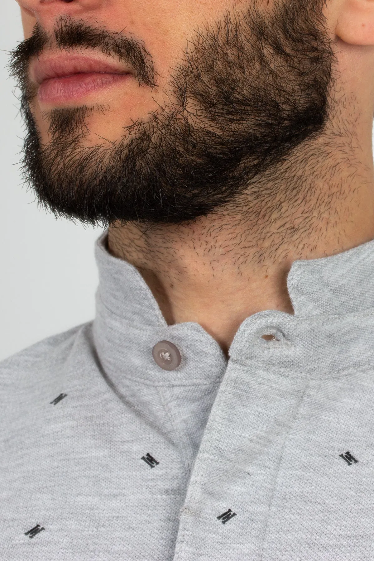 Polo microfantasia con collo alla coreana