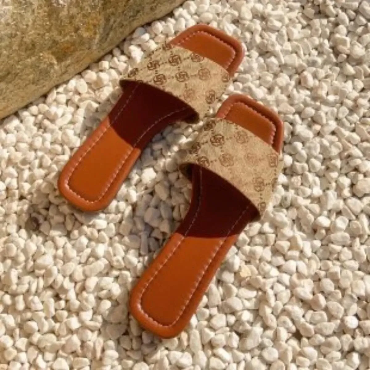 Sandali con zeppa con suola da donna di nuova moda Sandali con punta aperta con suola spessa Sandali da esterno con cinturino al