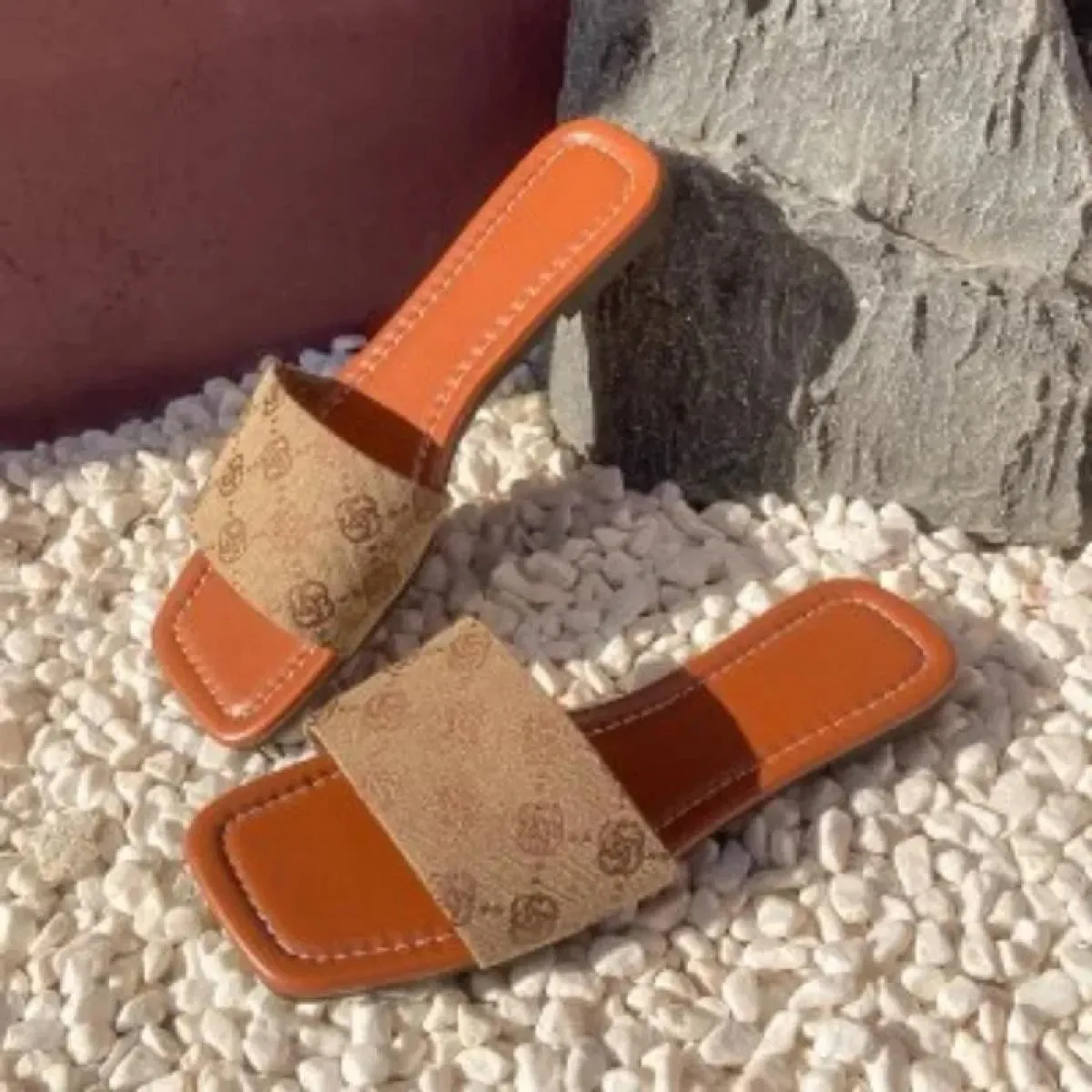 Sandali con zeppa con suola da donna di nuova moda Sandali con punta aperta con suola spessa Sandali da esterno con cinturino al