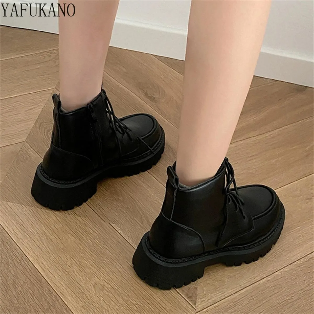 Stivali corti neri stile britannico con tacco grosso per stivali da moto da donna Fondo spesso aumento di altezza Retro stringat