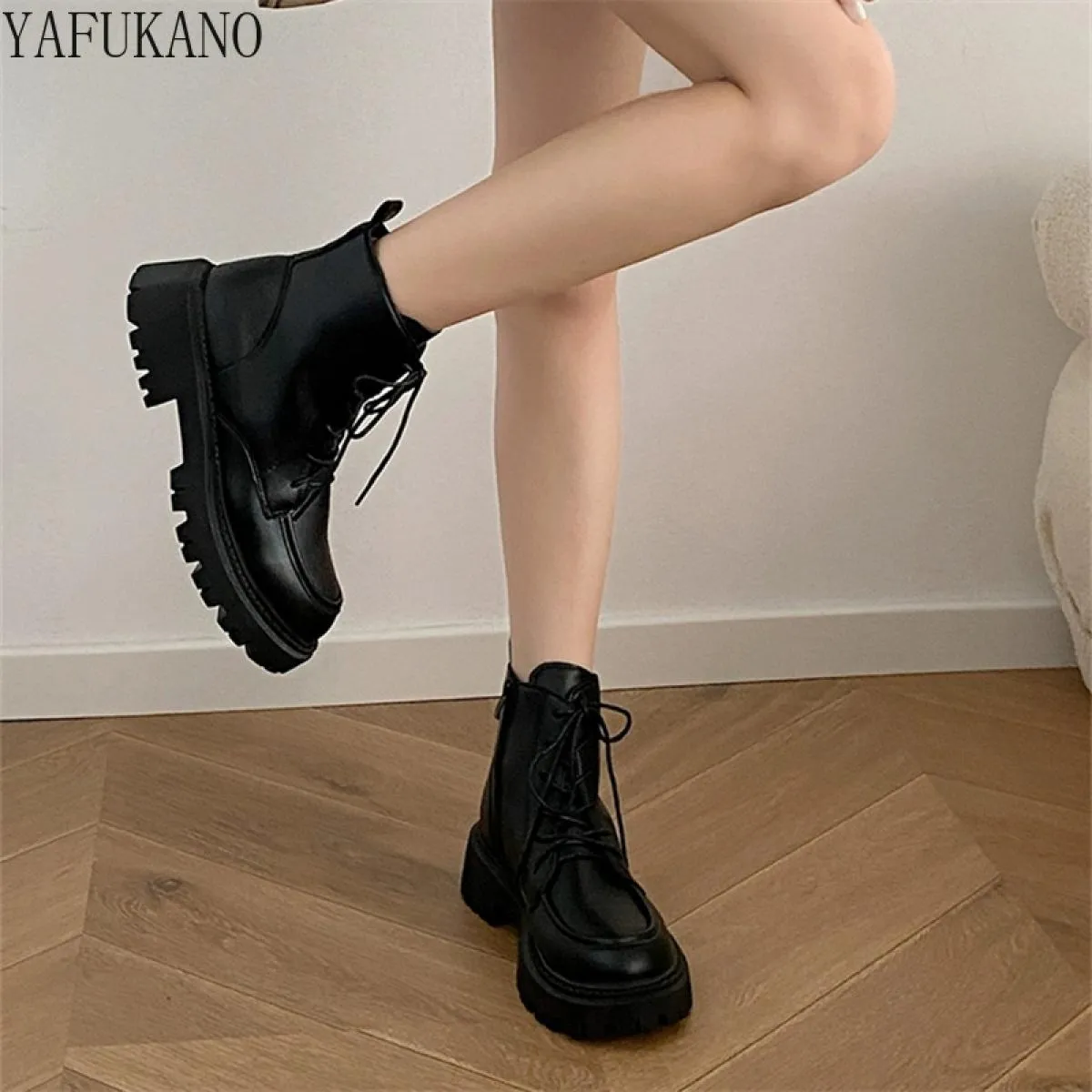 Stivali corti neri stile britannico con tacco grosso per stivali da moto da donna Fondo spesso aumento di altezza Retro stringat