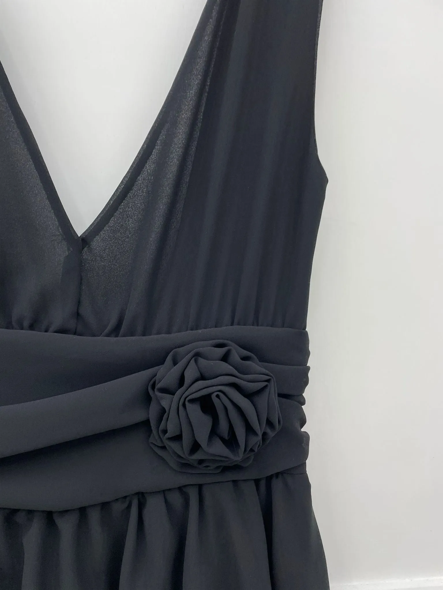 Vestito lungo con balze e applicazione fiore
