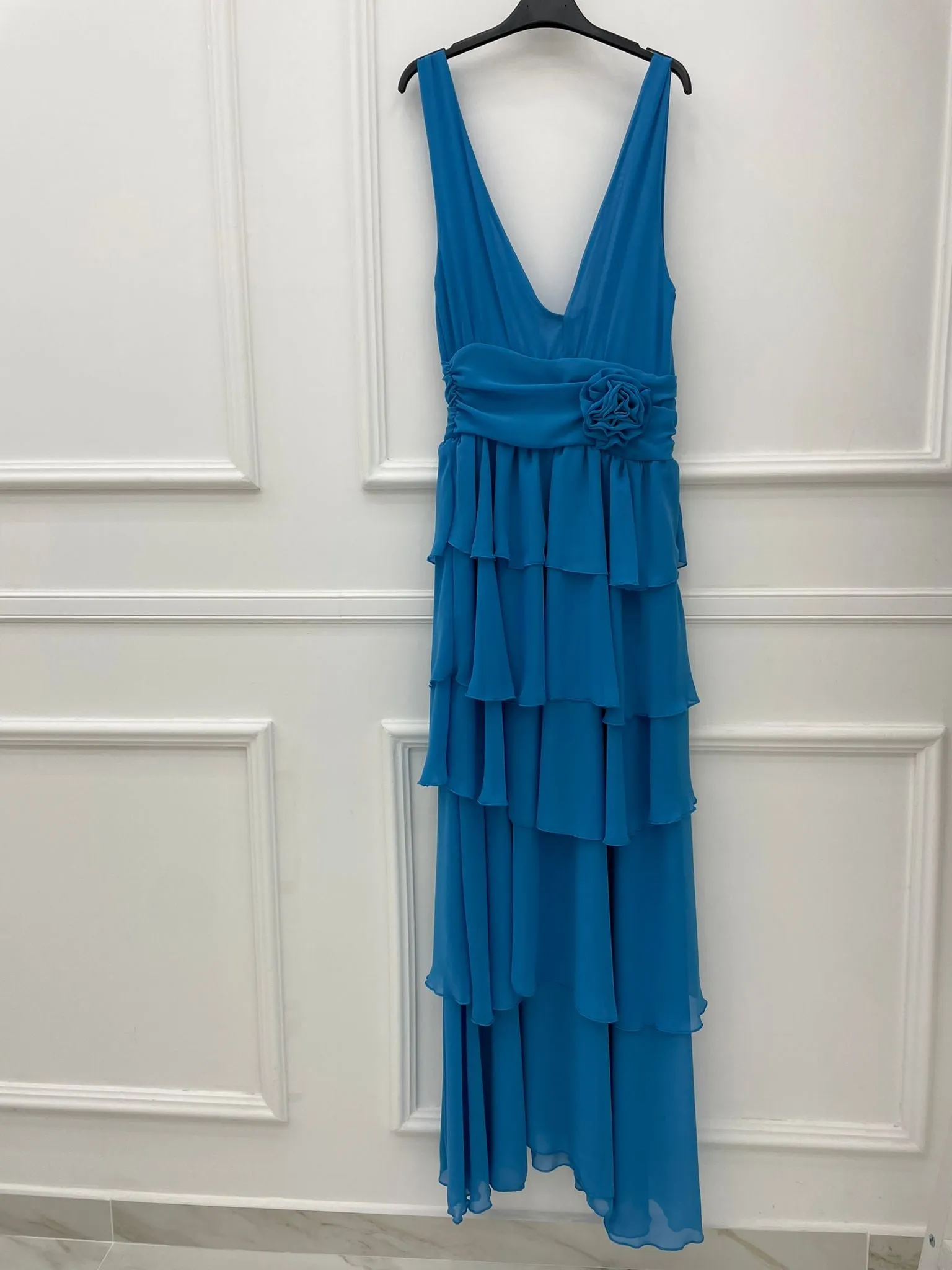 Vestito lungo con balze e applicazione fiore