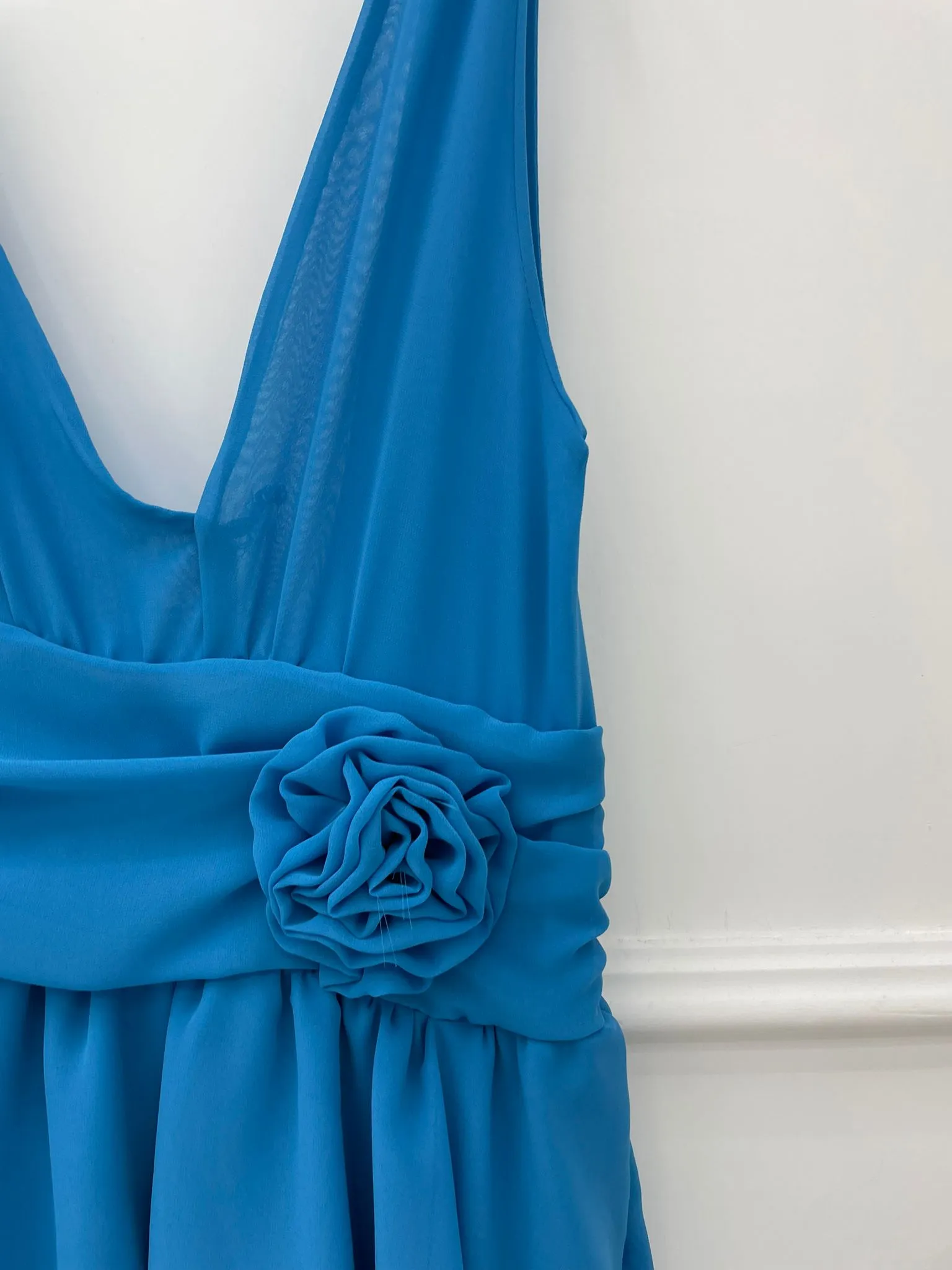Vestito lungo con balze e applicazione fiore