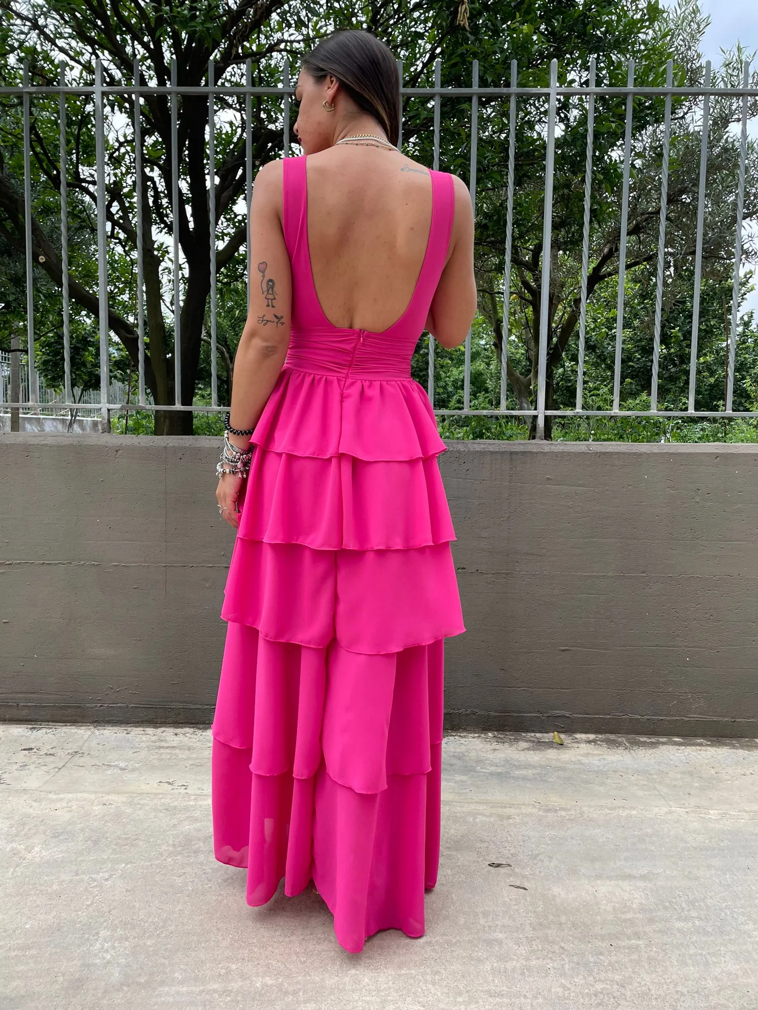 Vestito lungo con balze e applicazione fiore