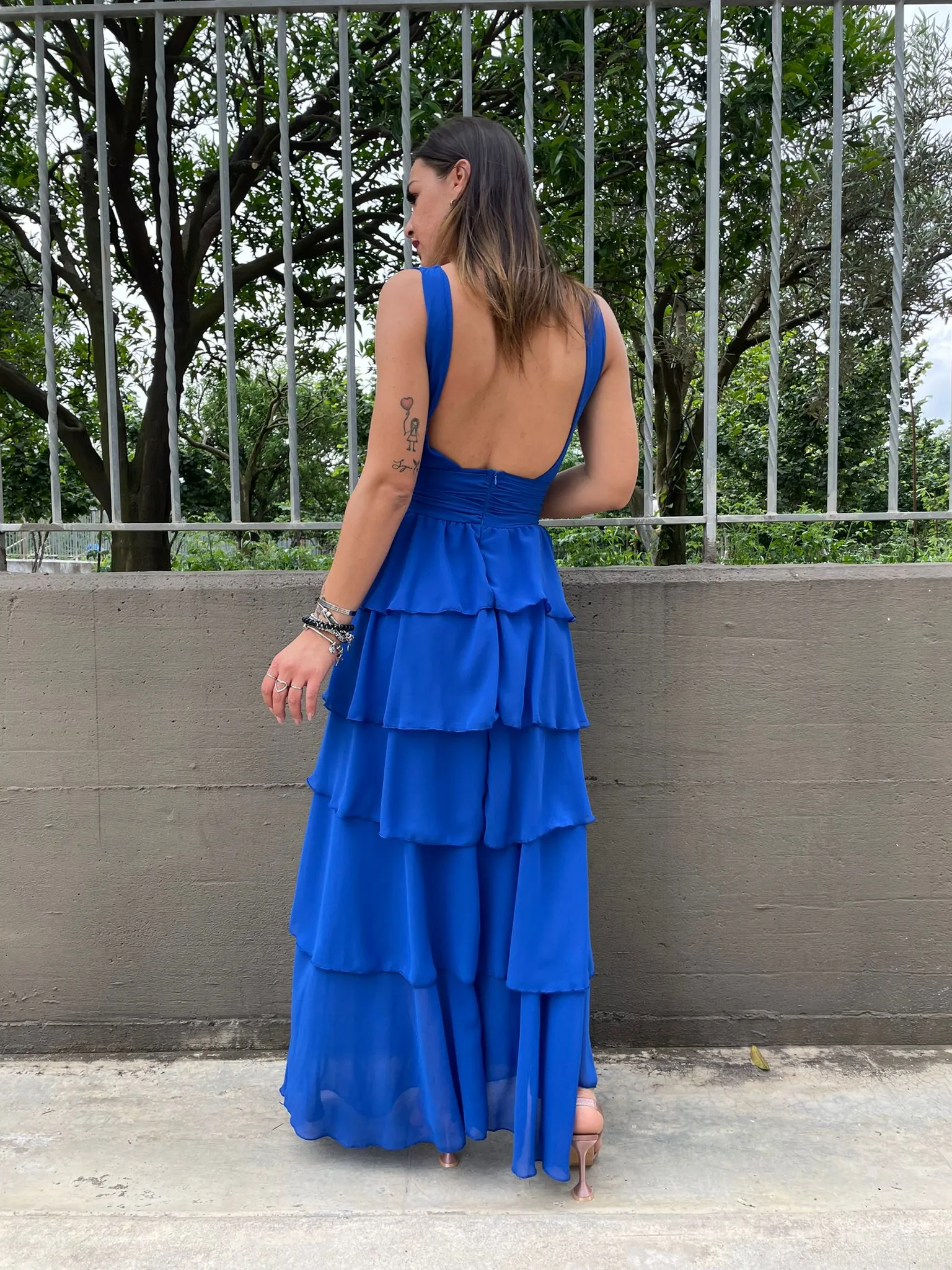 Vestito lungo con balze e applicazione fiore