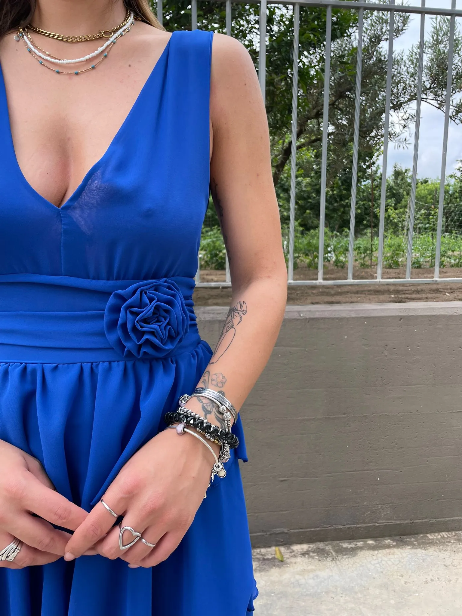Vestito lungo con balze e applicazione fiore