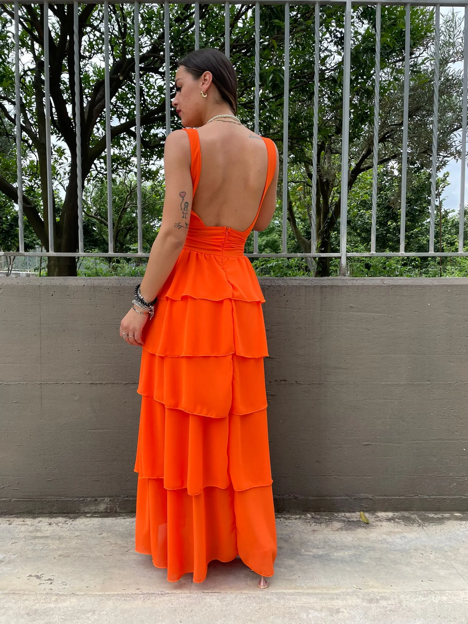 Vestito lungo con balze e applicazione fiore
