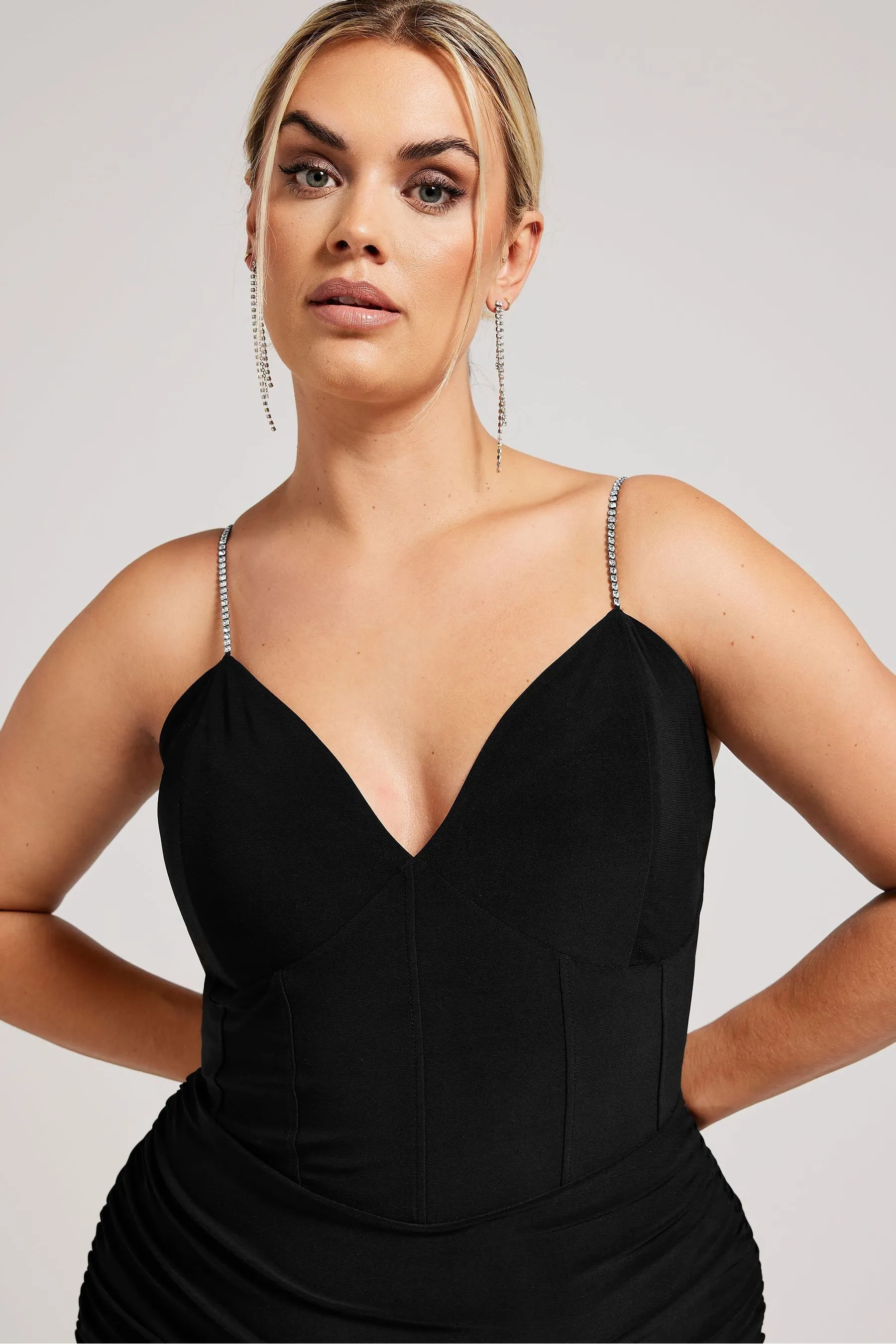 Yours Curve - Abito a corsetto con ruches e spalline di strass