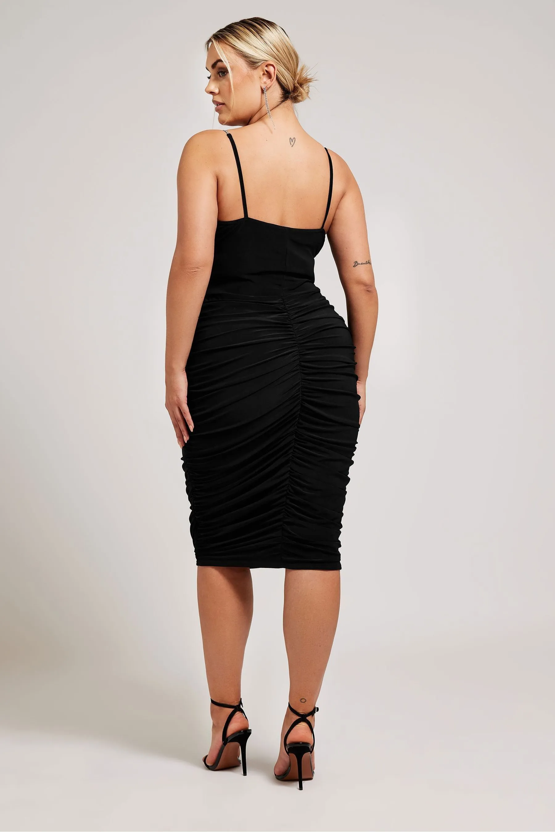 Yours Curve - Abito a corsetto con ruches e spalline di strass