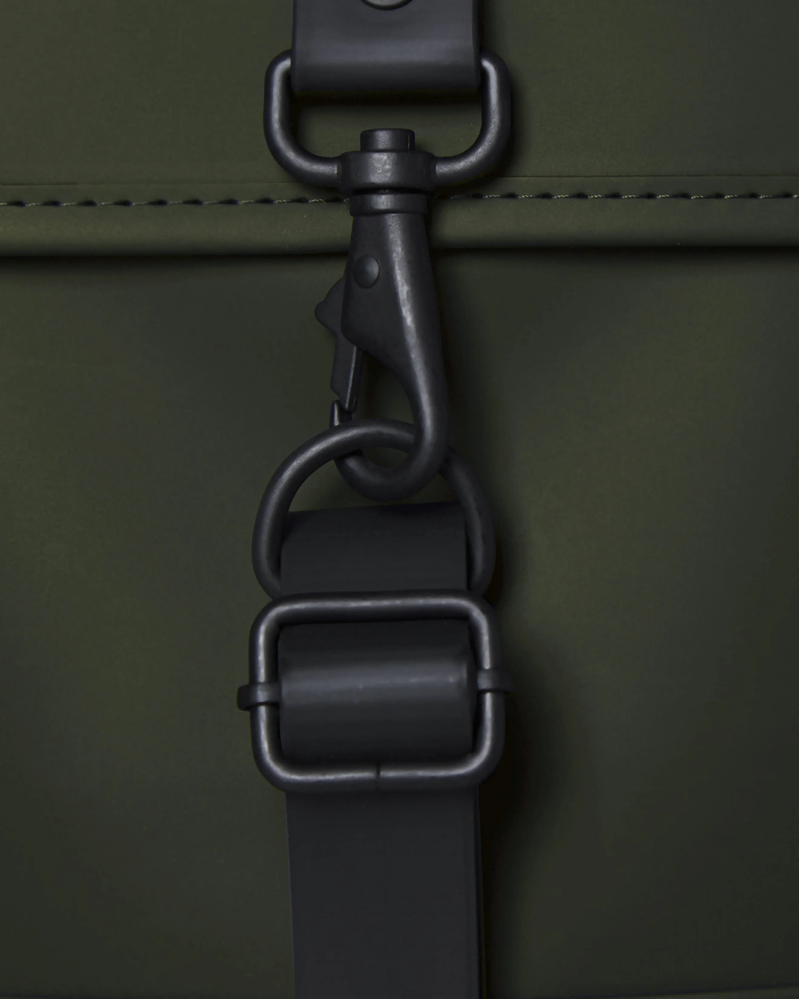 Zaino Rucksack verde militare in tessuto impereabile effetto gommato con patta